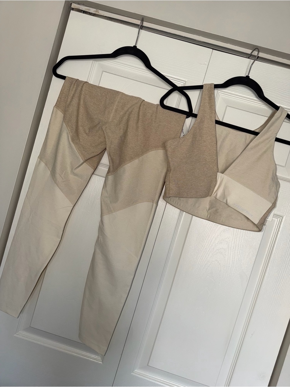 Outdoor Voices Beige and Cream Colorblock Sports Bra and Leggings Set Size M